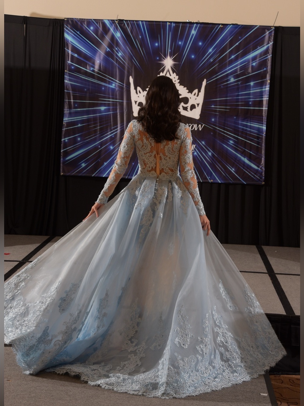 Elegant Light Blue Lace Evening Gown with Sheer Overlay - Picture 2 of 2